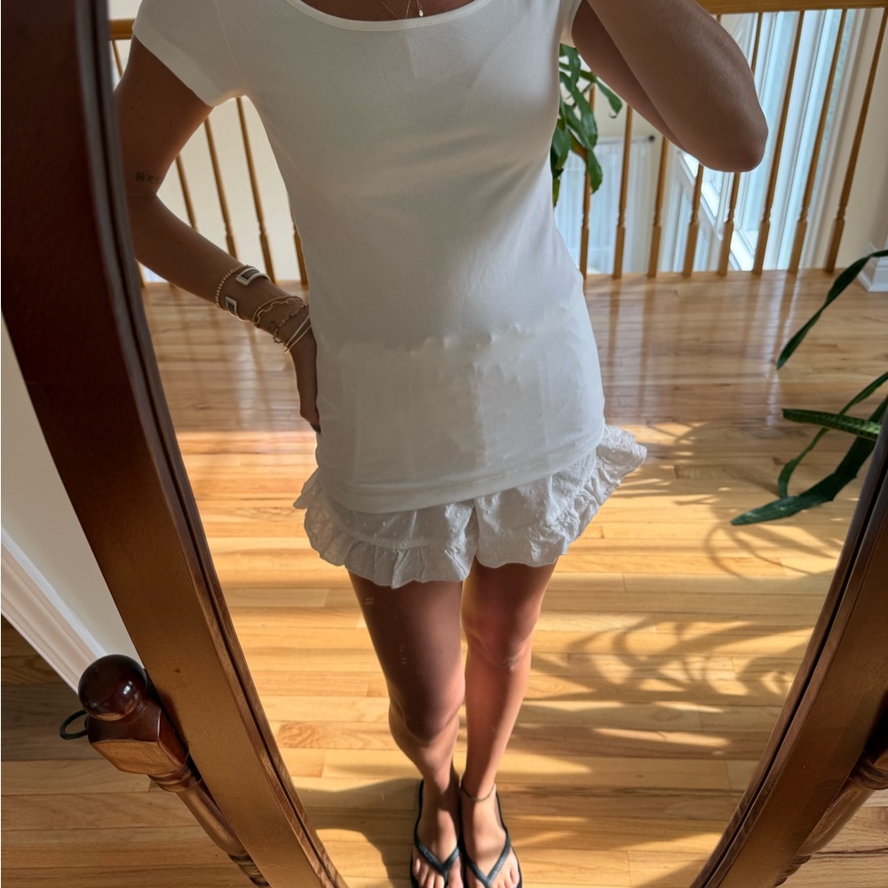 Banana Republic basic white tee! - Picture 3 of 4